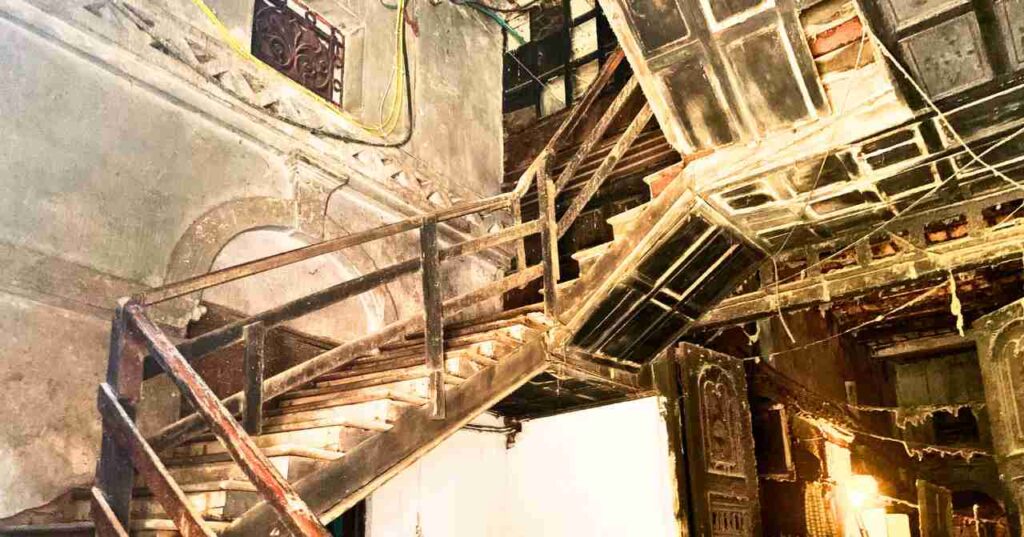 Putul Bari Kolkata Stairs Haunted Places In Kolkata Uploaded By www.traveltalesclub.com